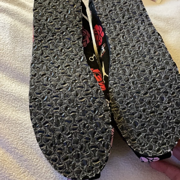 Scissor, skulls and roses slip-on flats - Picture 3 of 5